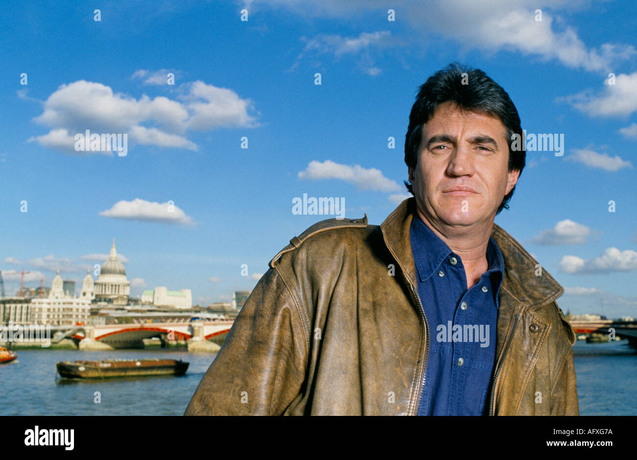 Der britische Schauspieler Michael Mealia an der Themse in den Londoner 1980er Jahren HOMER SYKES Stockfoto