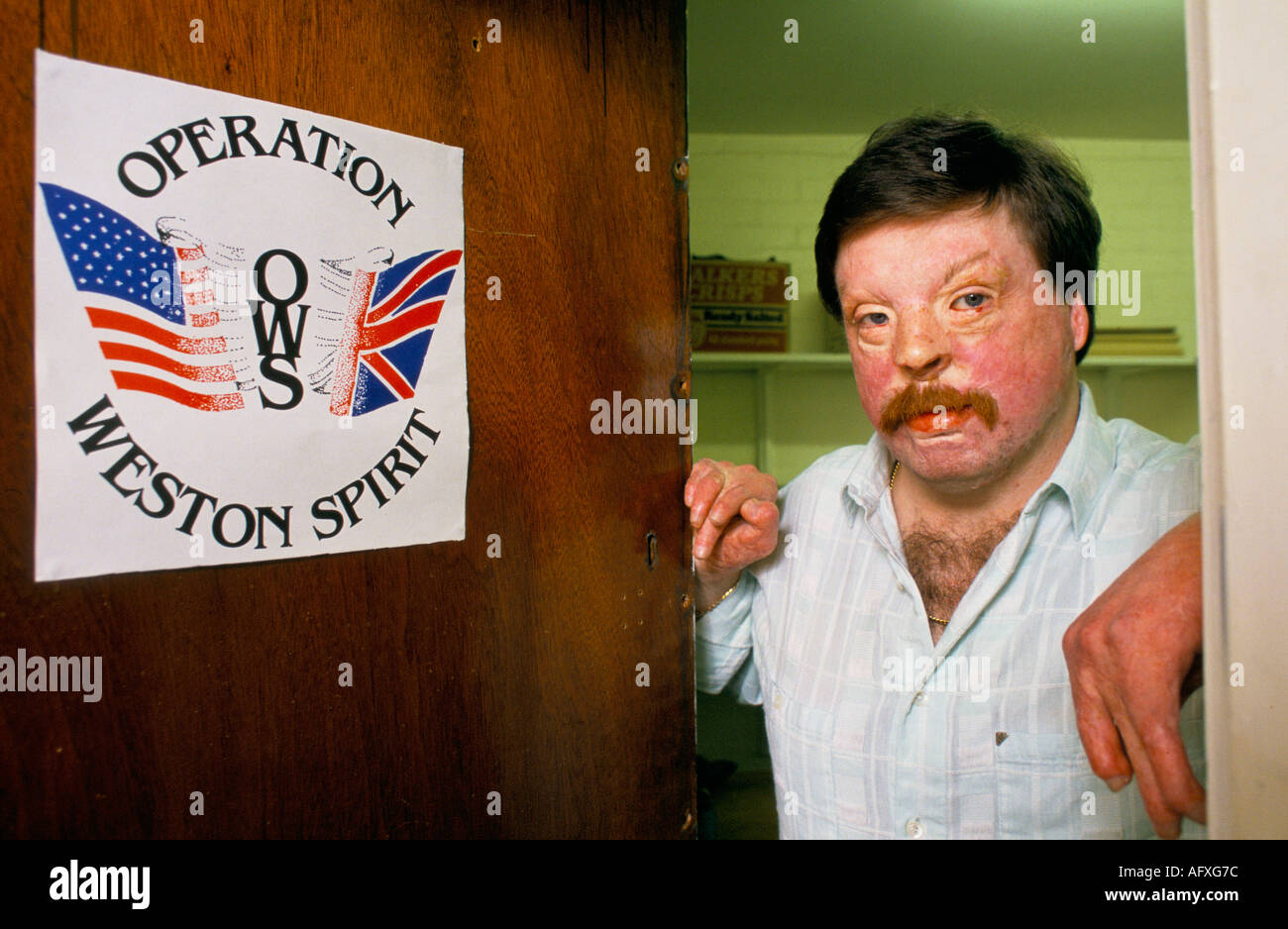 Simon Weston Portrait Falklands Kriegsheld. 1988 Aufbau der Operation Weston Spirit, hier im Büro in Liverpool UK 1980er HOMER SYKES Stockfoto