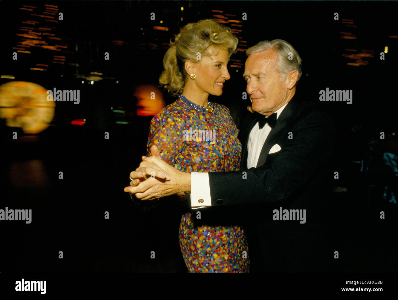 Prinzessin Michael von Kent Ballsaal, Tanz mit Gast auf einer Wohltätigkeitsauktionsparty im Hilton Hotel London, ca. 1995 1990er Jahre, Großbritannien. HOMER SYKES Stockfoto