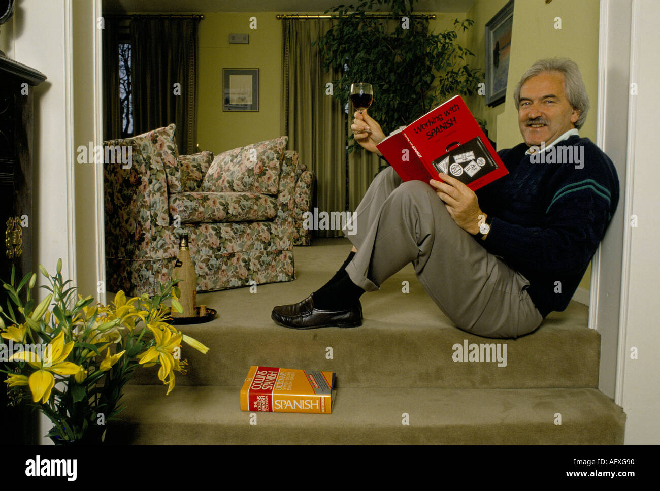 Des Lynam Portrait, britischer Sportjournalist, der in London Spanisch lernt. HOMER SYKES AUS DEN 1985 1980ER JAHREN Stockfoto