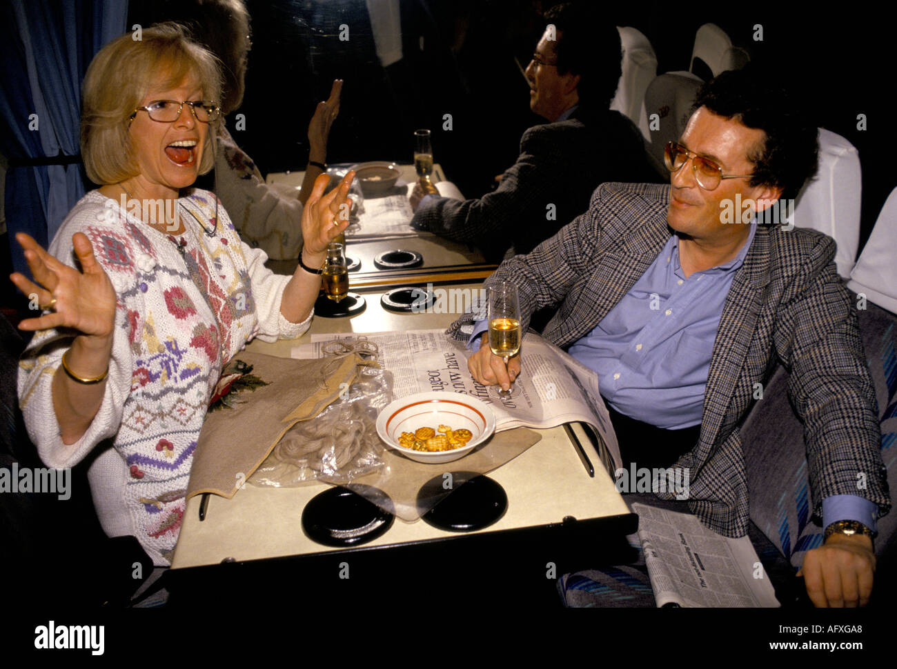 Robert Powell die britische Schauspielerin Babs Powell von der Tanzgruppe Pans People, Coach zu einer ersten Nacht-Party in Birmingham. 1992 1990er Jahre HOMER SYKES Stockfoto