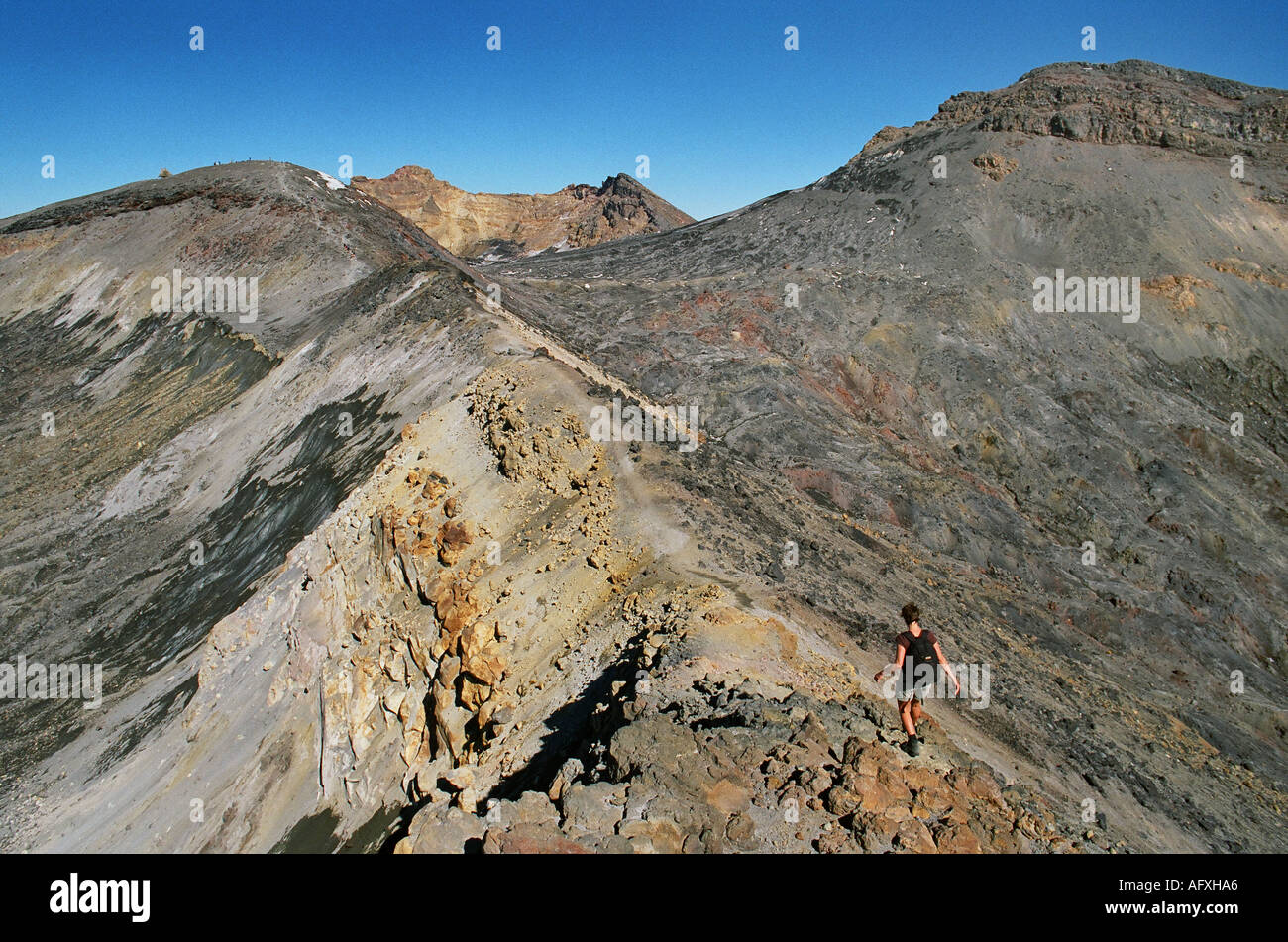 Wanderer am Kraterrand des Mount Ruapehu New Zealand Stockfoto