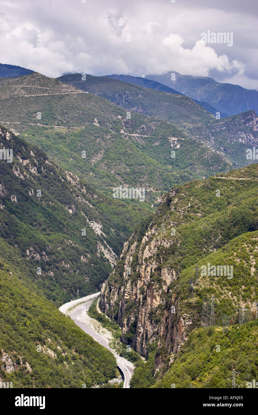 Bergtal - der Tinée Flusstal in den Alpes-Maritimes mit Straße, Südfrankreich Stockfoto