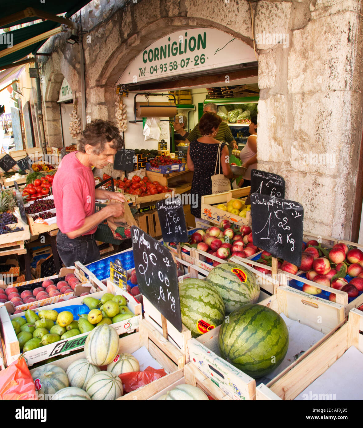Vence, Provence, ein Mann kaufen Obst und Gemüse auf eine Epicerie Lebensmittelgeschäft mit einem Marktstand, Frankreich Markt im Sommer Stockfoto