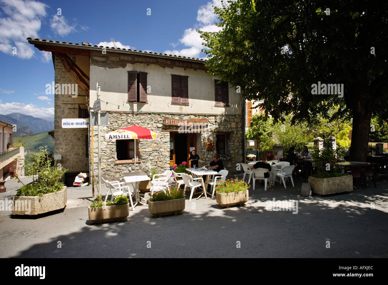 Restaurant-Café-Bar auf dem Dorfplatz in Clans in den Alpes Maritimes, Provence, Frankreich Stockfoto