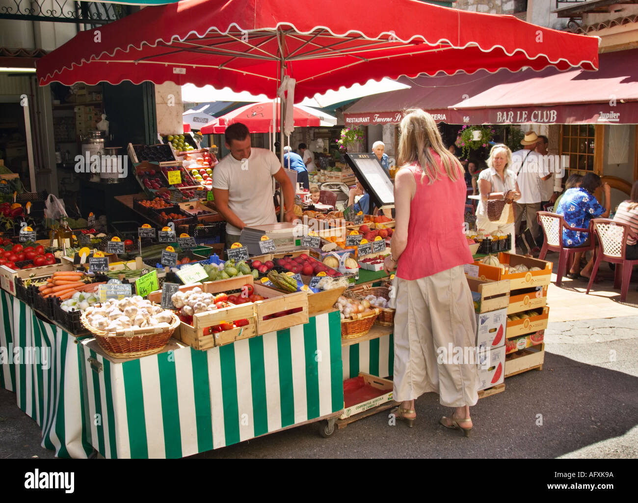 Frau kaufen Obst und Gemüse auf einem Marktstand in Vence, Provence, Frankreich im Sommer Stockfoto