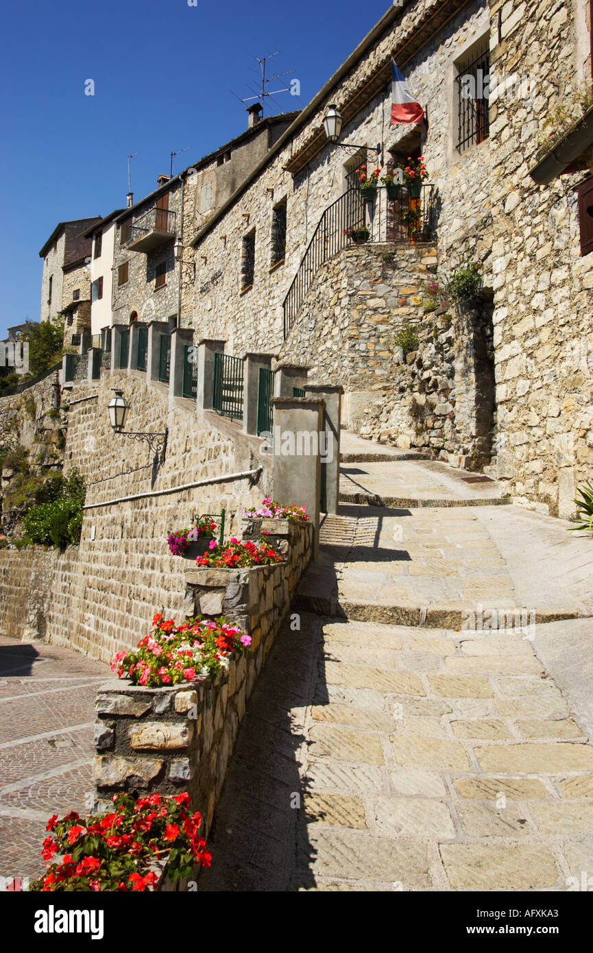 Provence, Frankreich - schmale gepflasterte Verbündeter und traditionelle Häuser im Dorf Bairols, Alpes-Maritimes Stockfoto