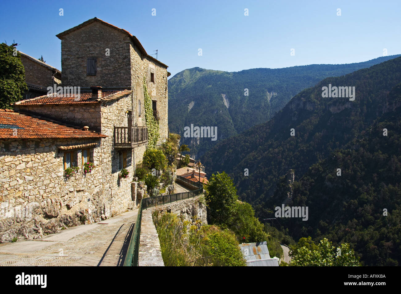 Entfernten Hügel Dorf Bairols, Alpes Maritimes, Frankreich Stockfoto