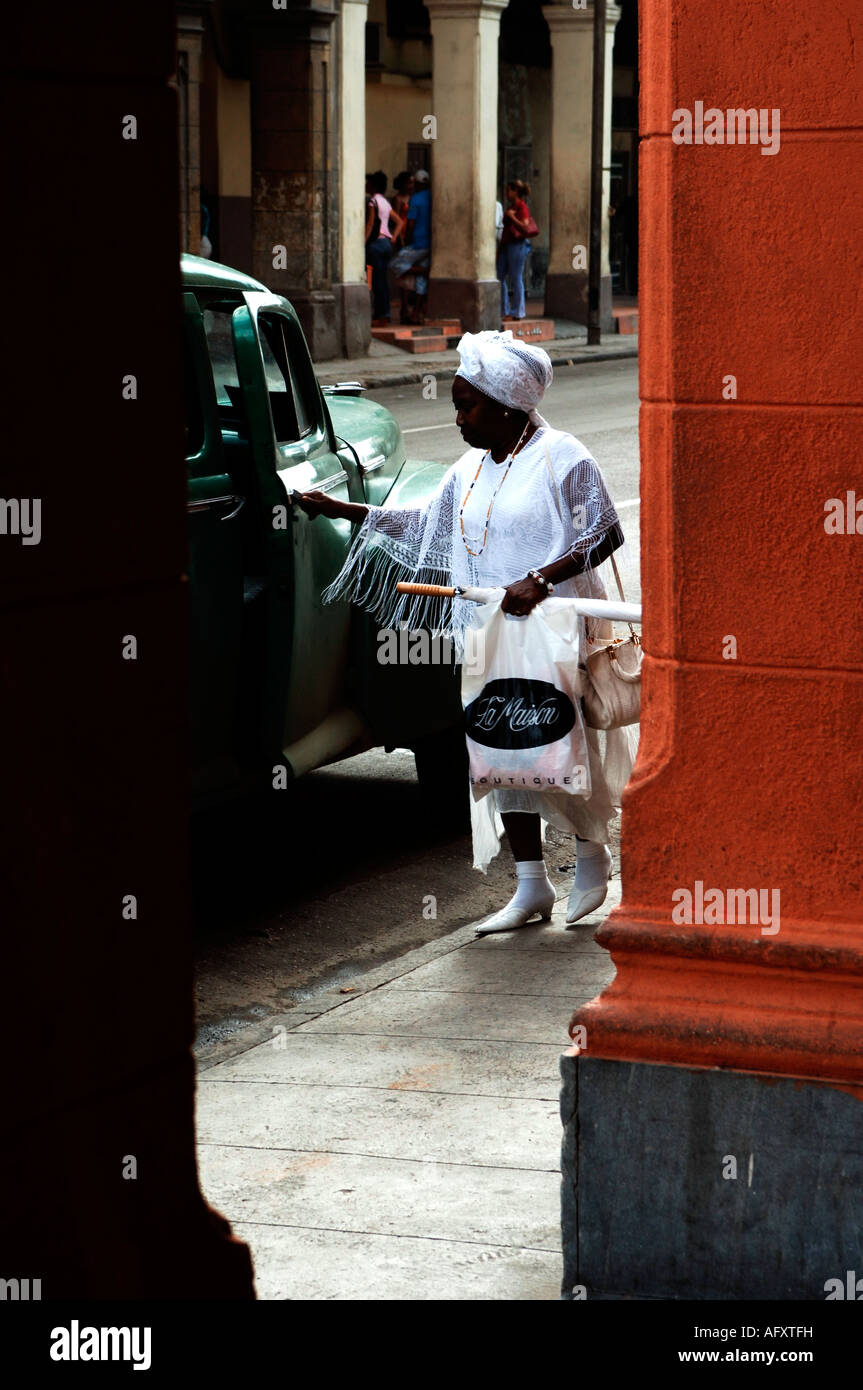 Kuba Havana Habana Vieja Frau gekleidet in weiß der Santeria-Religion Stockfoto