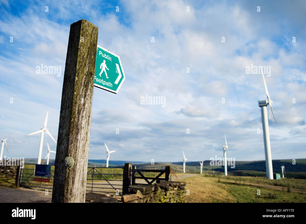 Öffentlichen Fußweg über Windpark Stockfoto