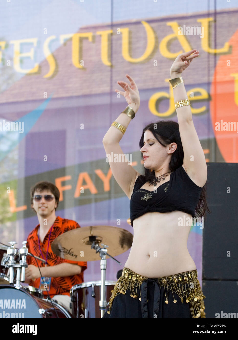 Bauchtänzerin führt mit Mousta Largo am Festival International de Louisiane Stockfoto