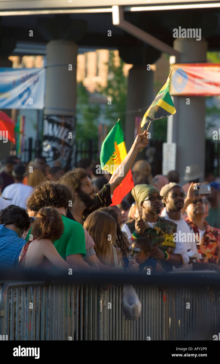 Publikum genießt Skatalites am Festival International de Louisiane Lafayette Louisiana USA 2006 Stockfoto