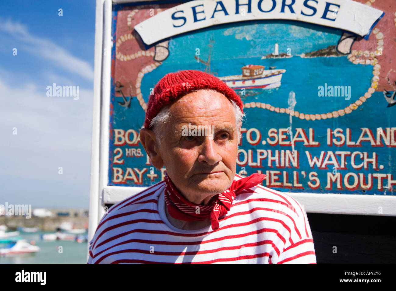 Alten Cornish Segler im Hafen von St. Ives Verkauf von Tickets für die Bootsfahrt Seepferdchen an Dichtung Insel St Ives Cornwall England UK Stockfoto