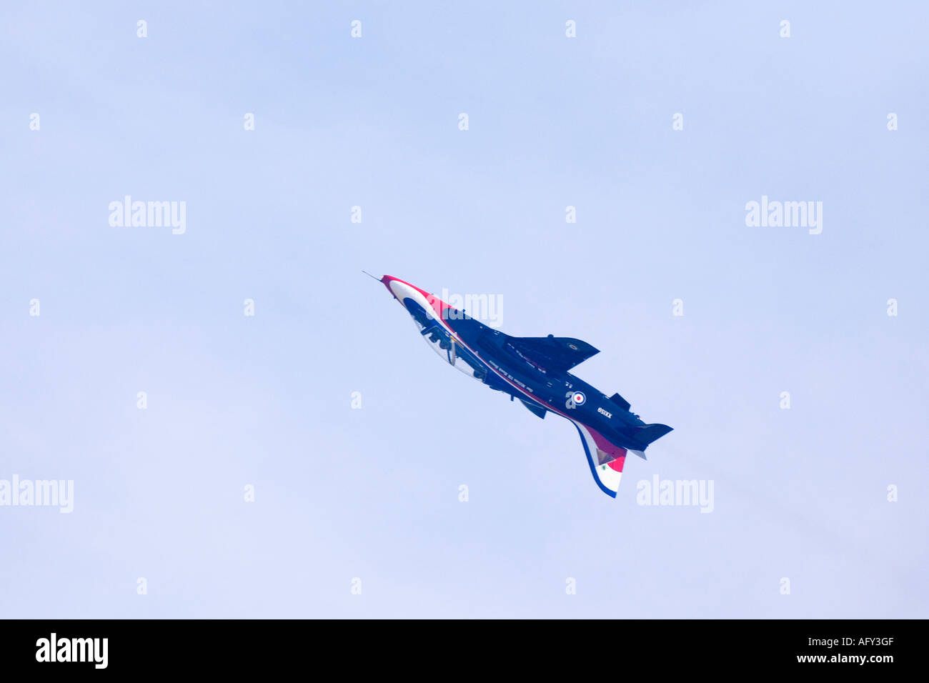BAe Hawk T1A Royal Air Force RAF fliegt kopfüber in blauen Himmel am Fairford International Air Show 2006 Stockfoto