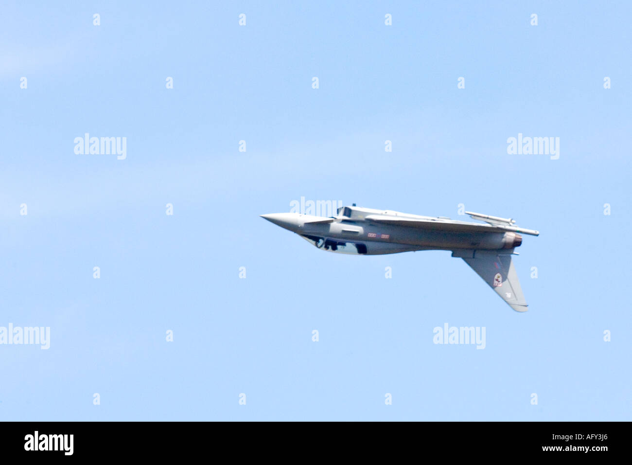 Eurofighter Typhoon F2 Royal Air Force RAF fliegt kopfüber in Sonne und blauen Himmel Fairford International Air Tattoo 200 Stockfoto