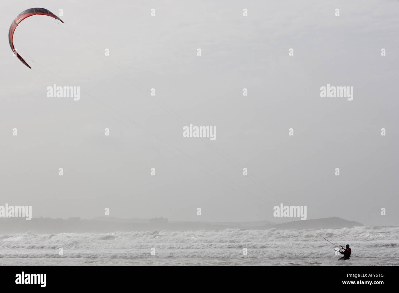 Kitesurfer im Watergate Bay, Cornwall Stockfoto