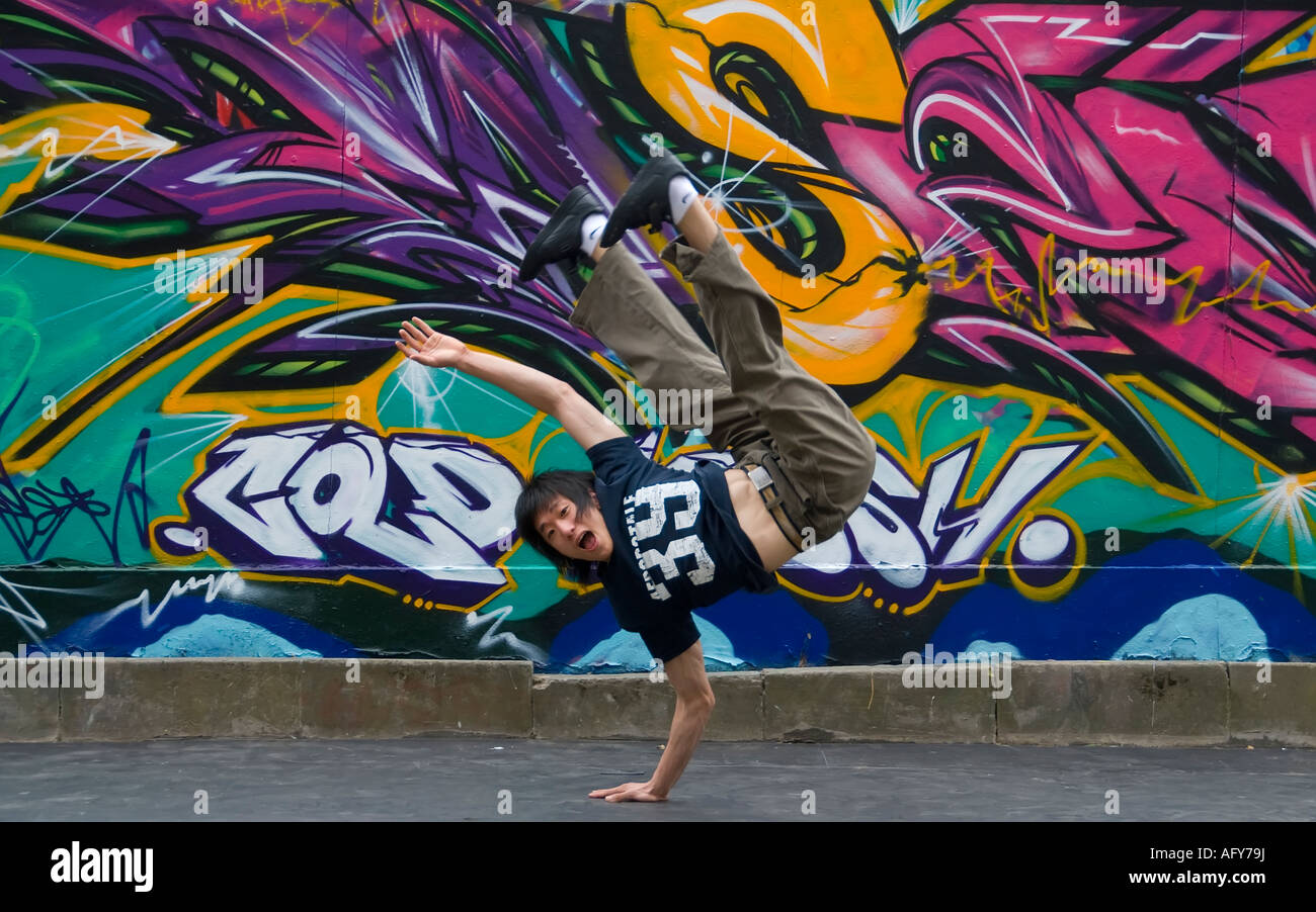 Die Künstlergruppe aus der koreanischen Tanz körperliche maximale Besatzung durchführen in den Straßen von Edinburgh Stockfoto