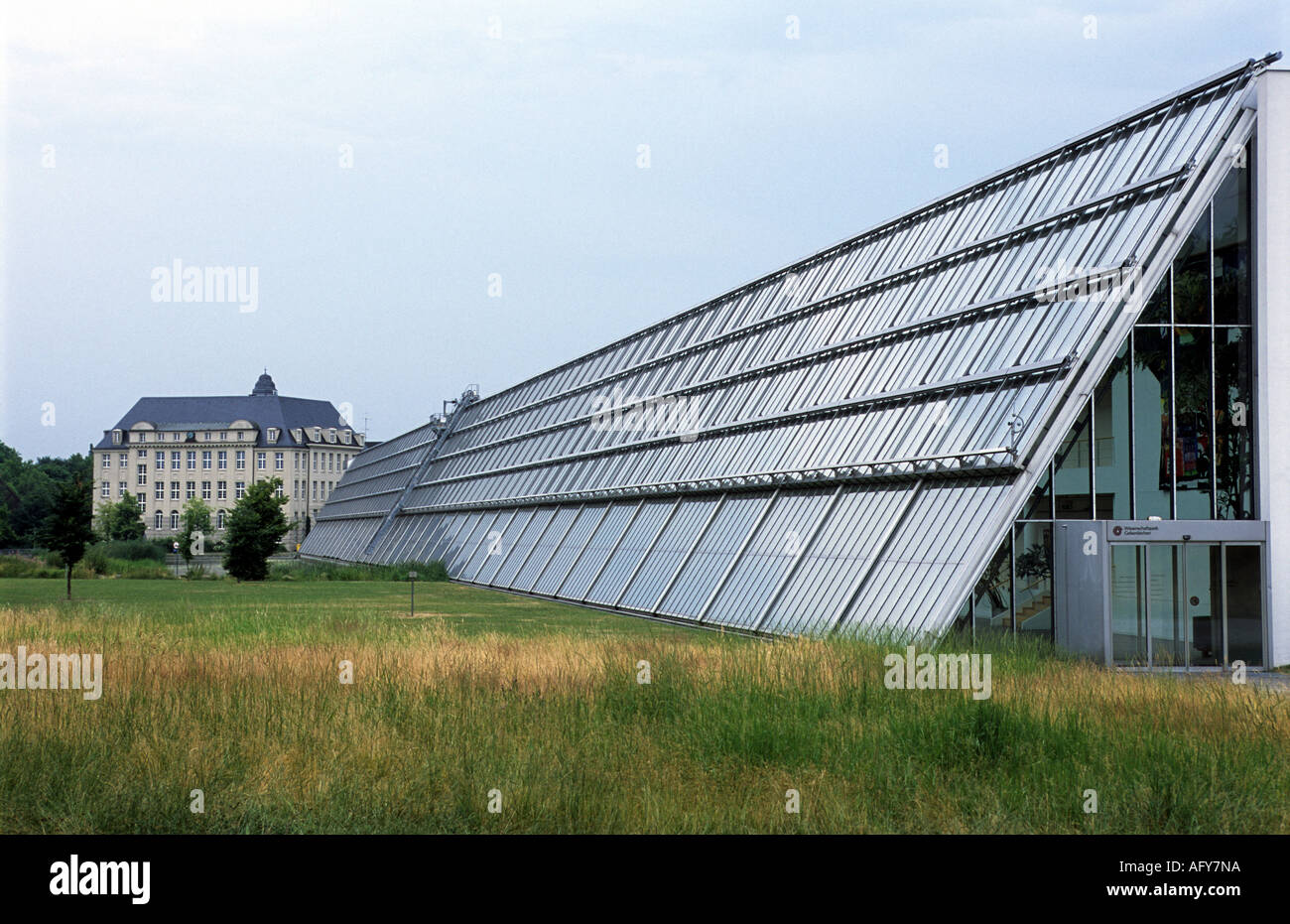 Die Rhein-Elbe Science Park, ein nachhaltiges Gebäude mit Sonnenkollektoren, Gelsenkirchen, Nordrhein-Westfalen, Deutschland. Stockfoto