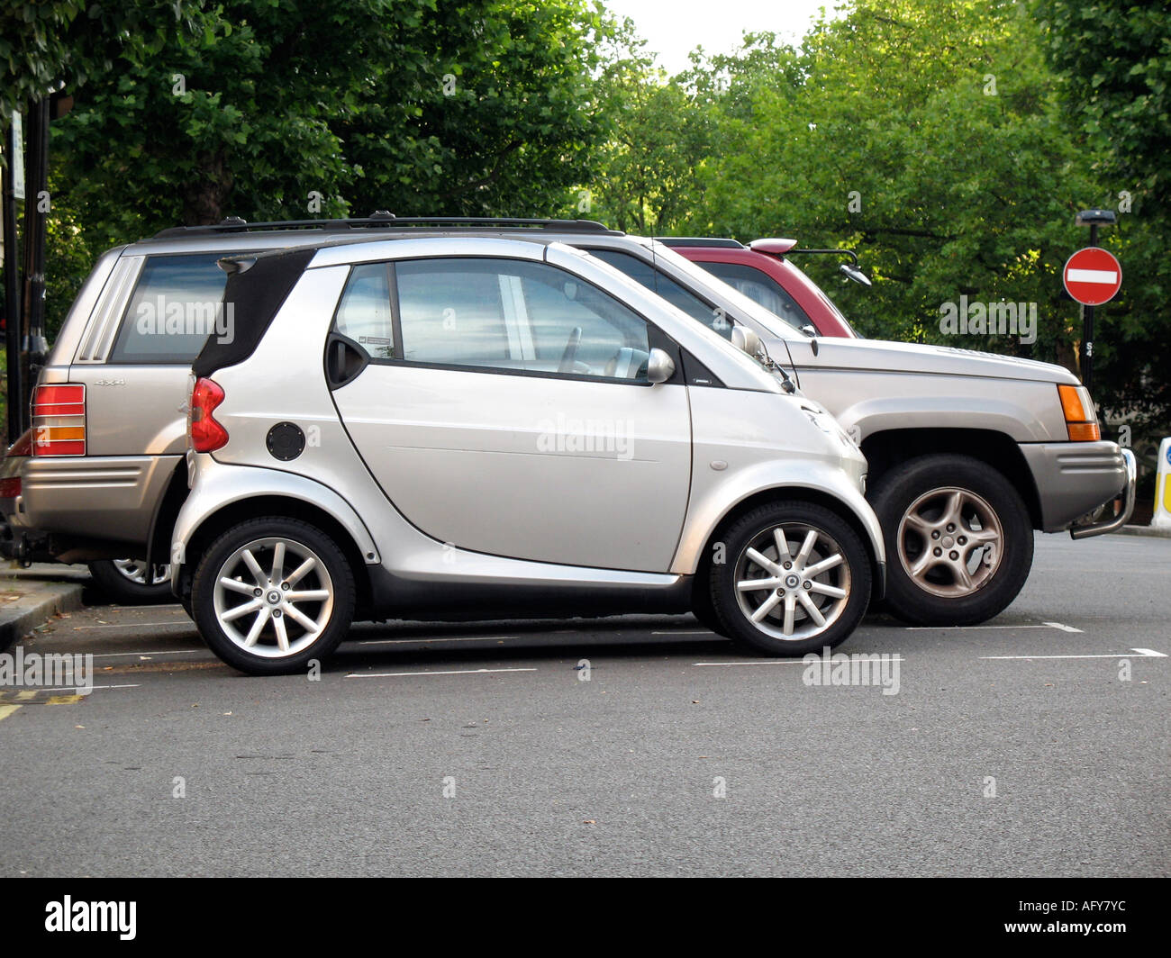 Smart Auto neben dem 4 X 4 vier Mal vier zeigen vergleichende Größenunterschied London UK Stockfoto