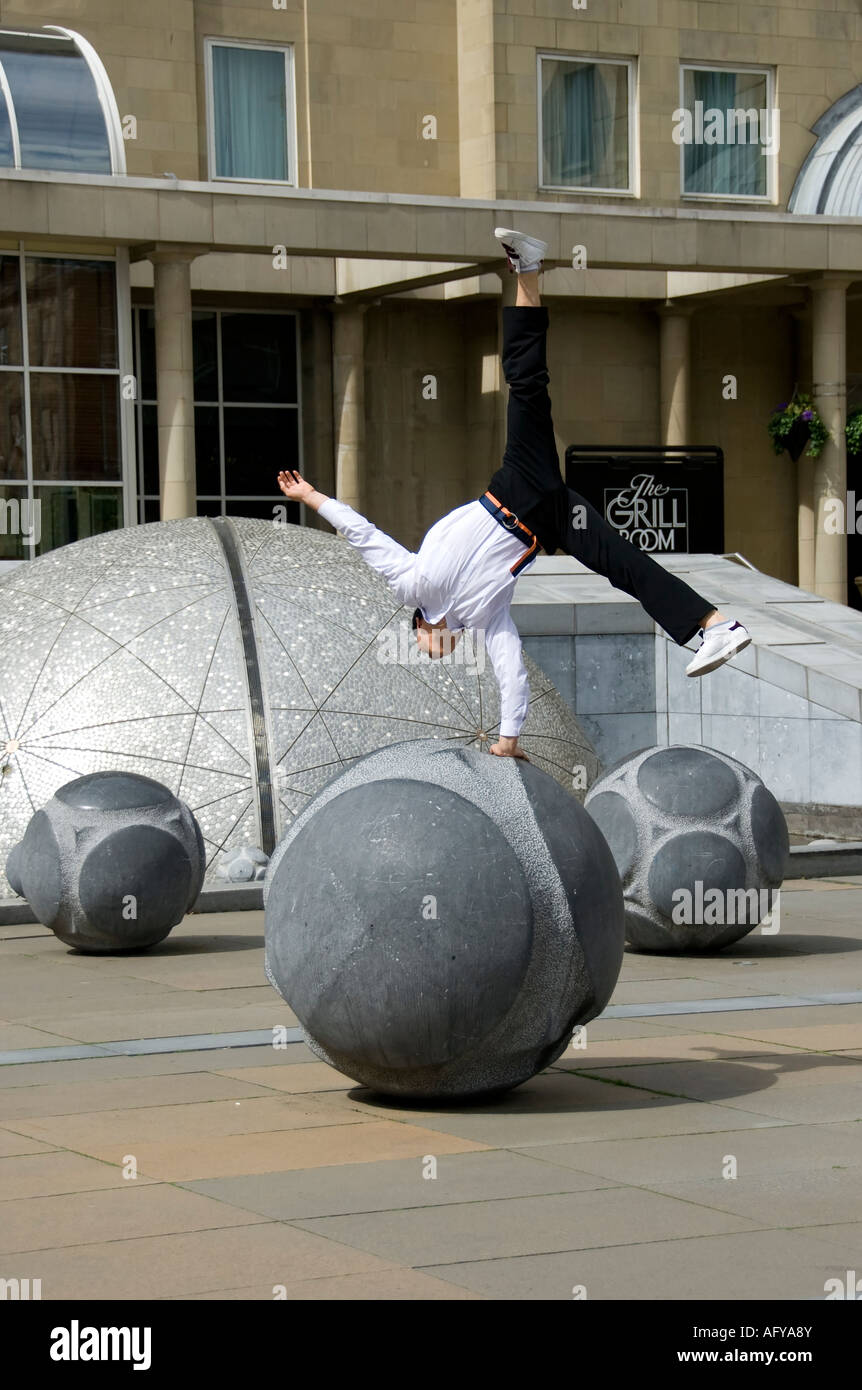 Koreanische Pause Tänzer Durchführung in den Straßen von Edinburgh Stockfoto