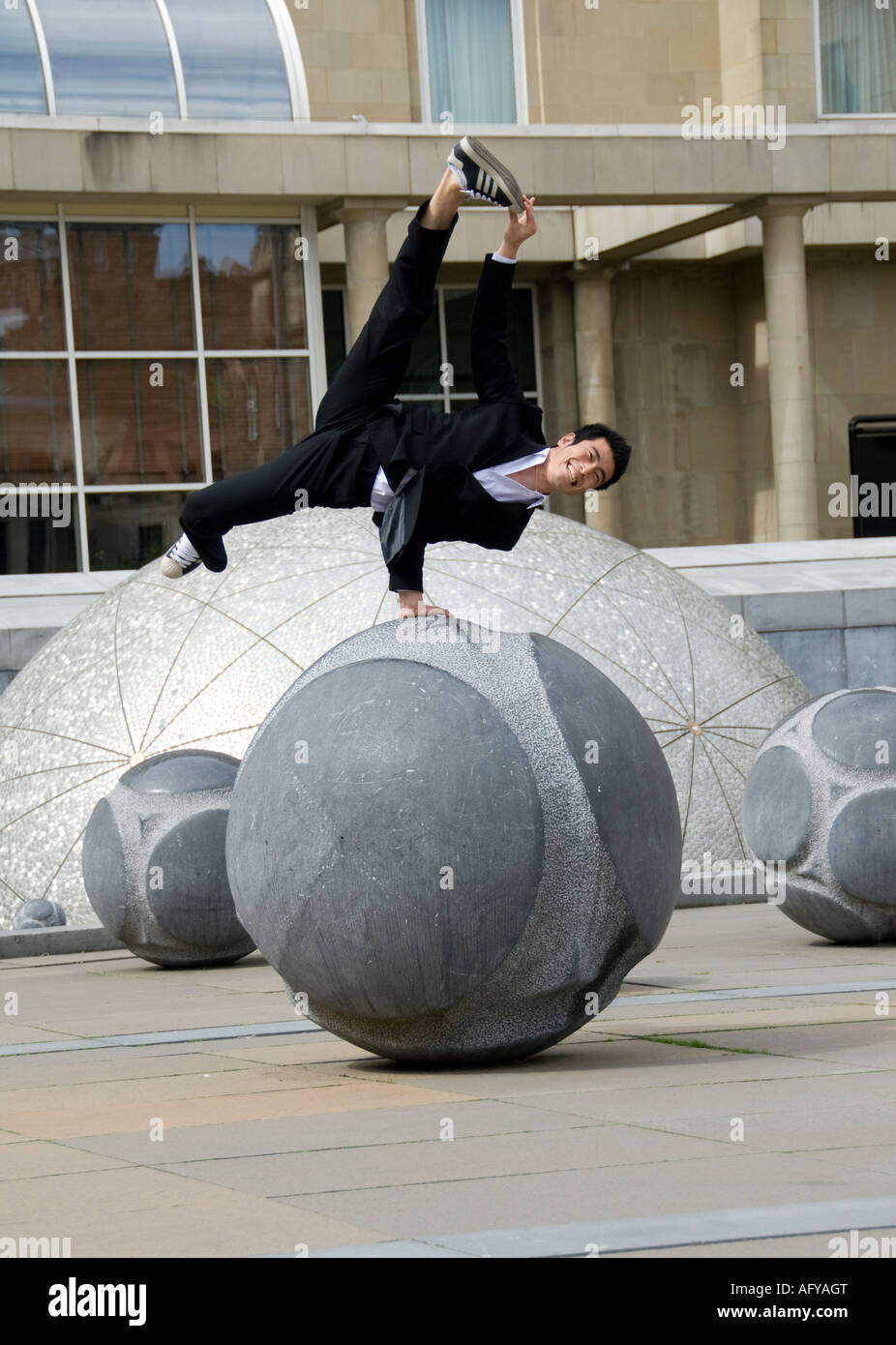 Koreanische Pause Tänzer Durchführung in den Straßen von Edinburgh Stockfoto