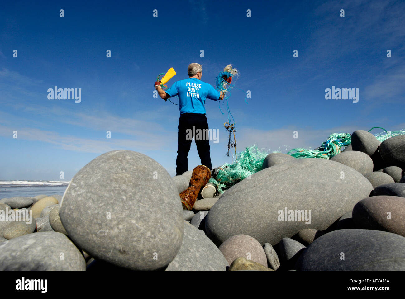 aktive ordentlich Strand Kämpferin Les Garland sammeln Müll auf Westward Ho! Pebble Beach North Devon UK Stockfoto