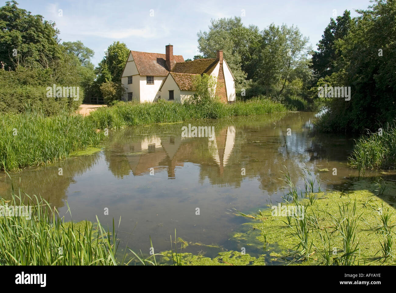 Willy Lotts Dedham Vale Cottage ein altes Haus am Fluss Stour in Flatford in John Constable 1821 Heu Wain Malerei Suffolk East Anglia England England Stockfoto