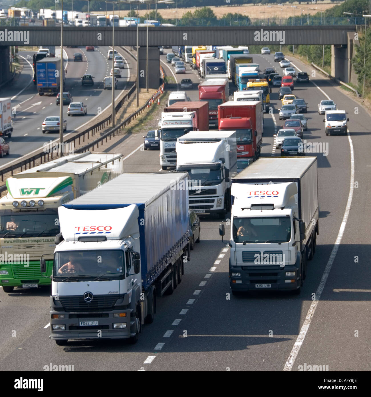 Brentwood M25 Autobahnkreuz 28 Slip Road Heavy LKW stecken im Tailback fest, einschließlich zwei Tesco Supermarkt Supply Chain lkw LKW & Lkw Fahrer UK Stockfoto