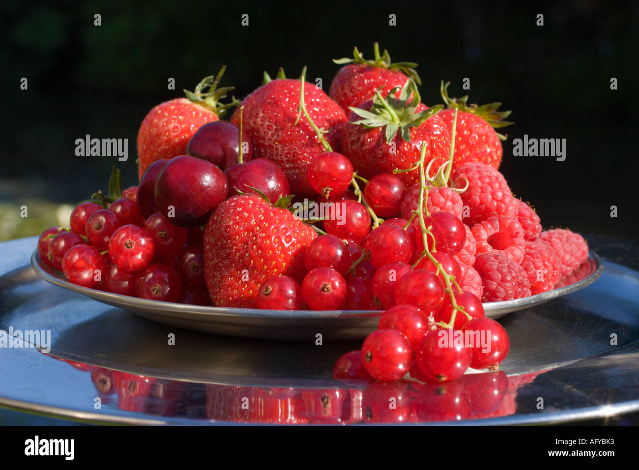 Platte mit roten Sommer Früchte Erdbeeren, rote Johannisbeeren Kirschen Himbeeren UK Stockfoto