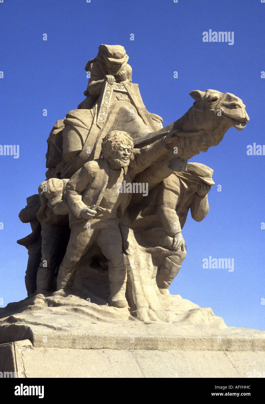 Statue von Marco Polo schlug seinen Weg durch Sturm in der Karakum Wüste auf der alten Seidenstraße Handelsweg von und nach China Stockfoto