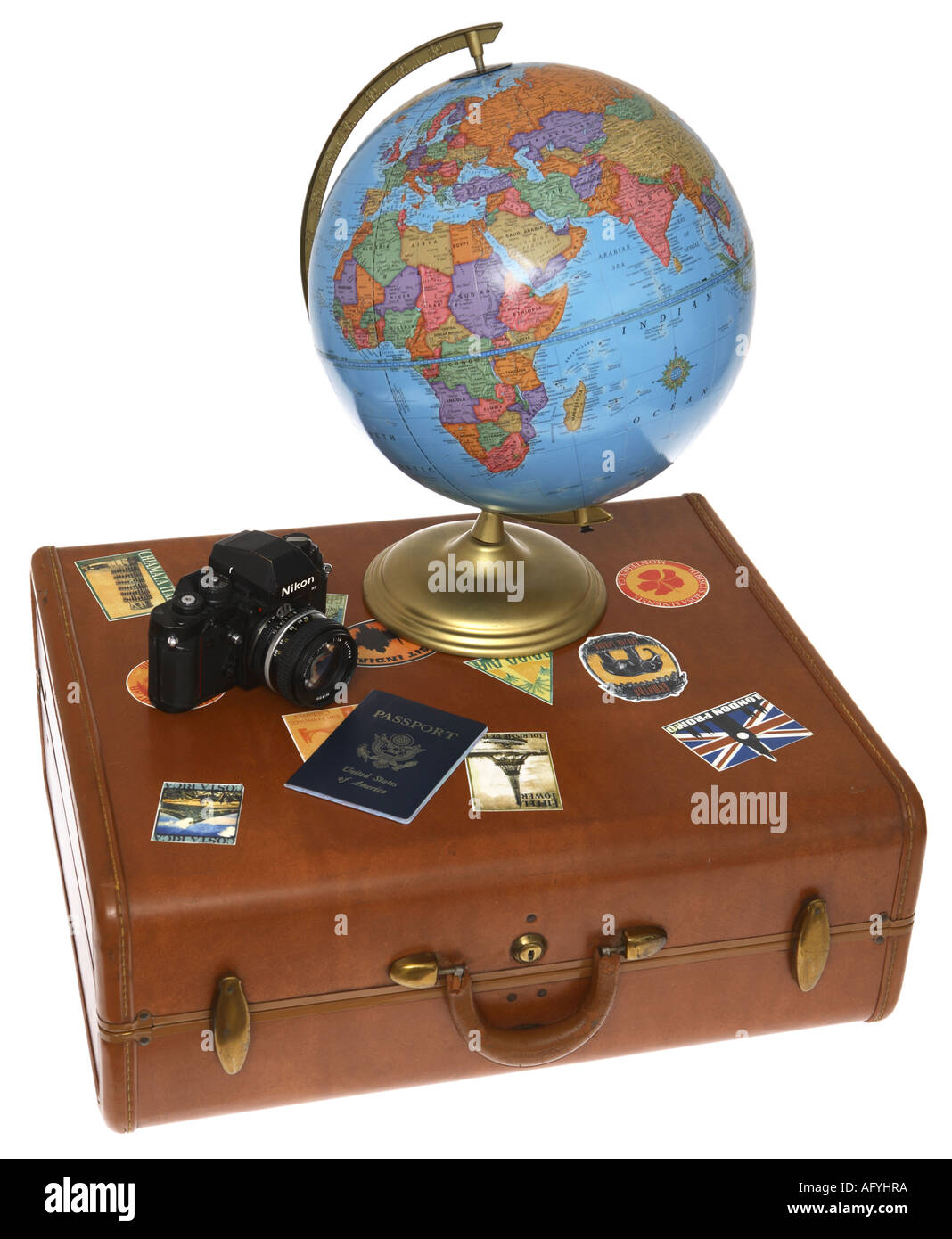 Reisen, Stillleben; Globus, Kamera, Reisepass und Koffer mit Aufklebern. Stockfoto