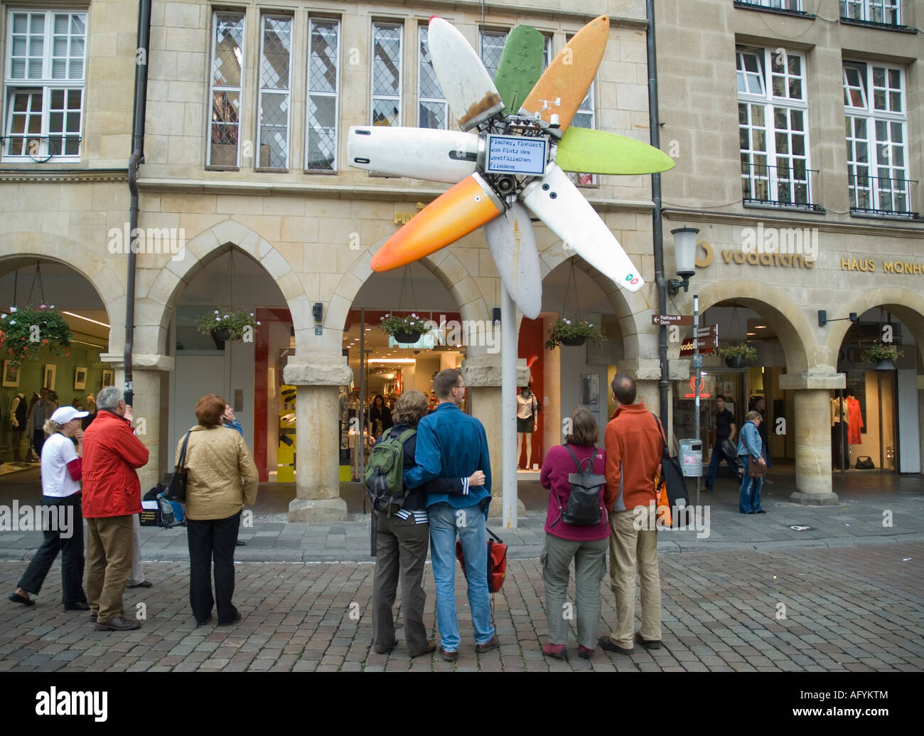 Leute schauen auf eine Skulptur in Münster während der Skulptur-Show in der Stadt Stockfoto