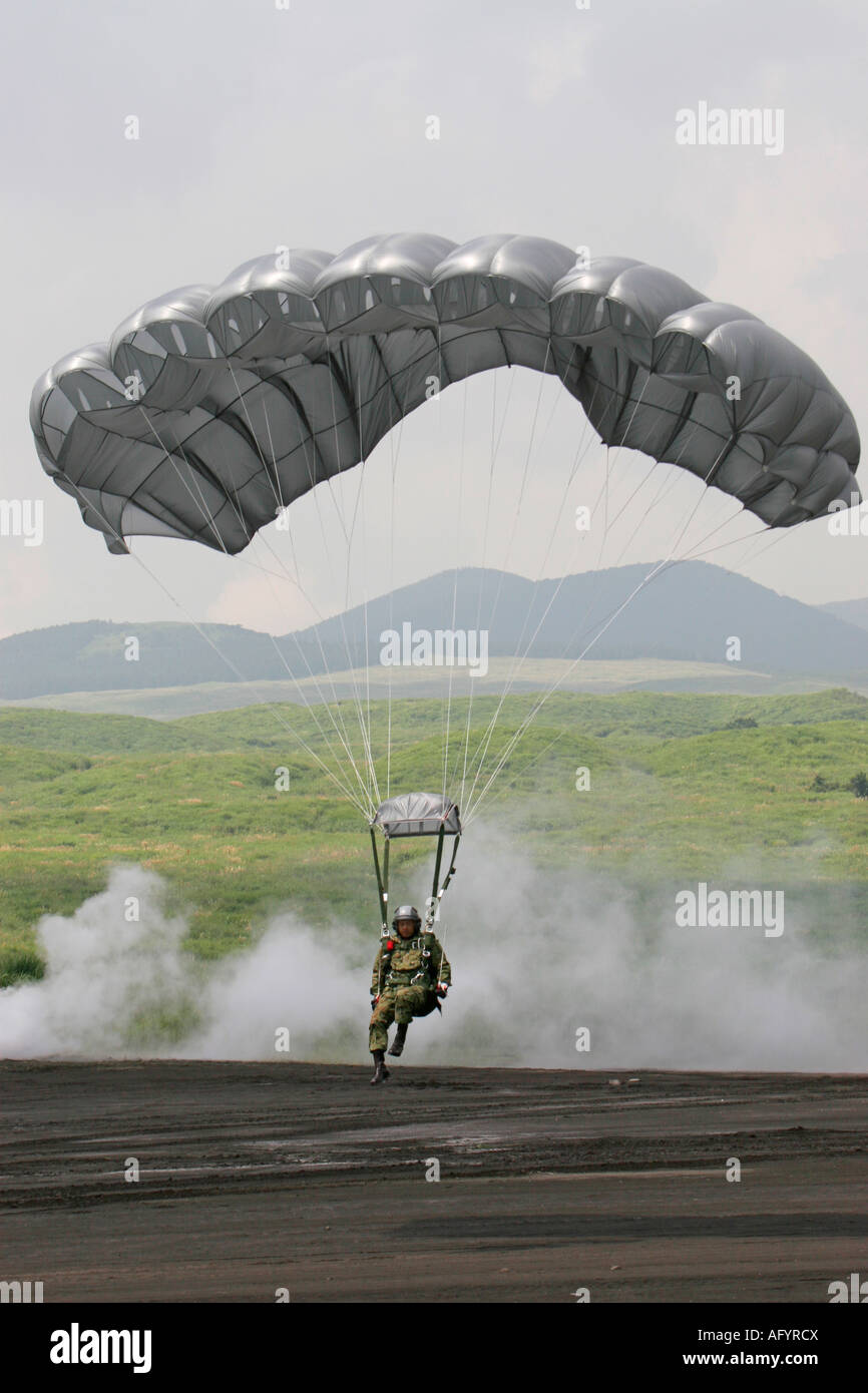 Japan Ground Self Defence Foerce Airborne Troop Fallschirmspringen Stockfoto