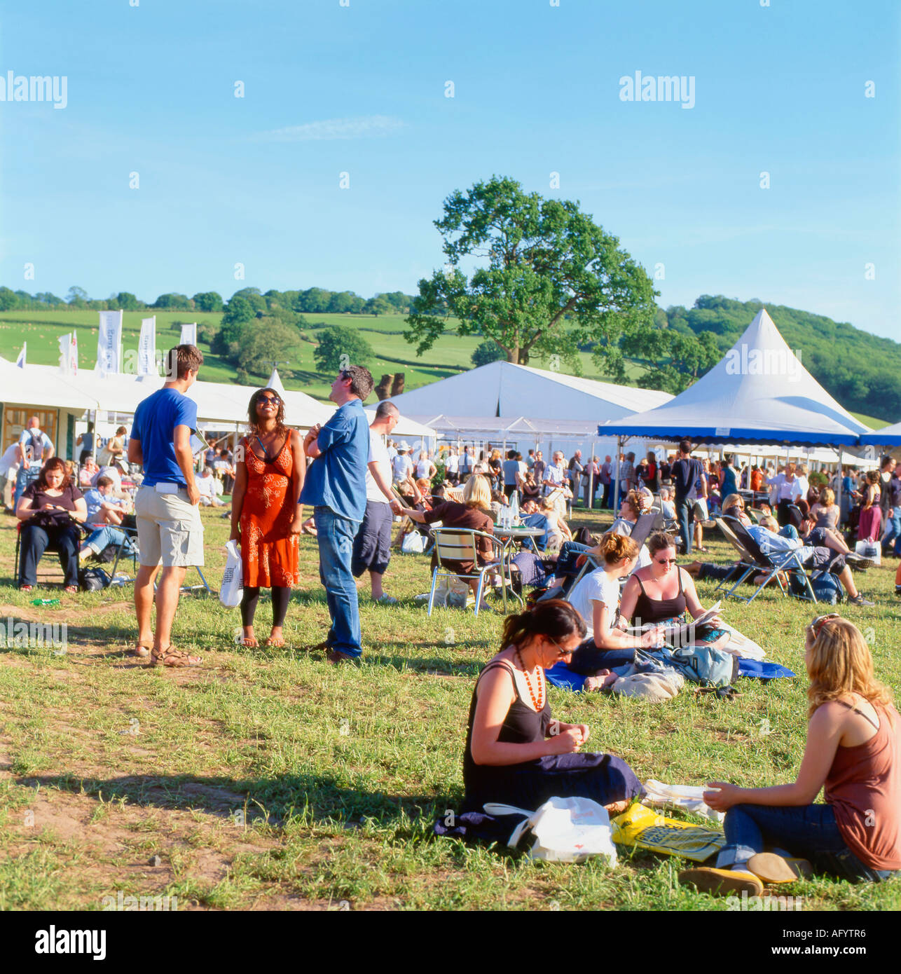 Besucher auf dem Rasen des Guardian Hay Festivals in Hay-on-Wye, Wales, UK KATHY DEWITT Stockfoto