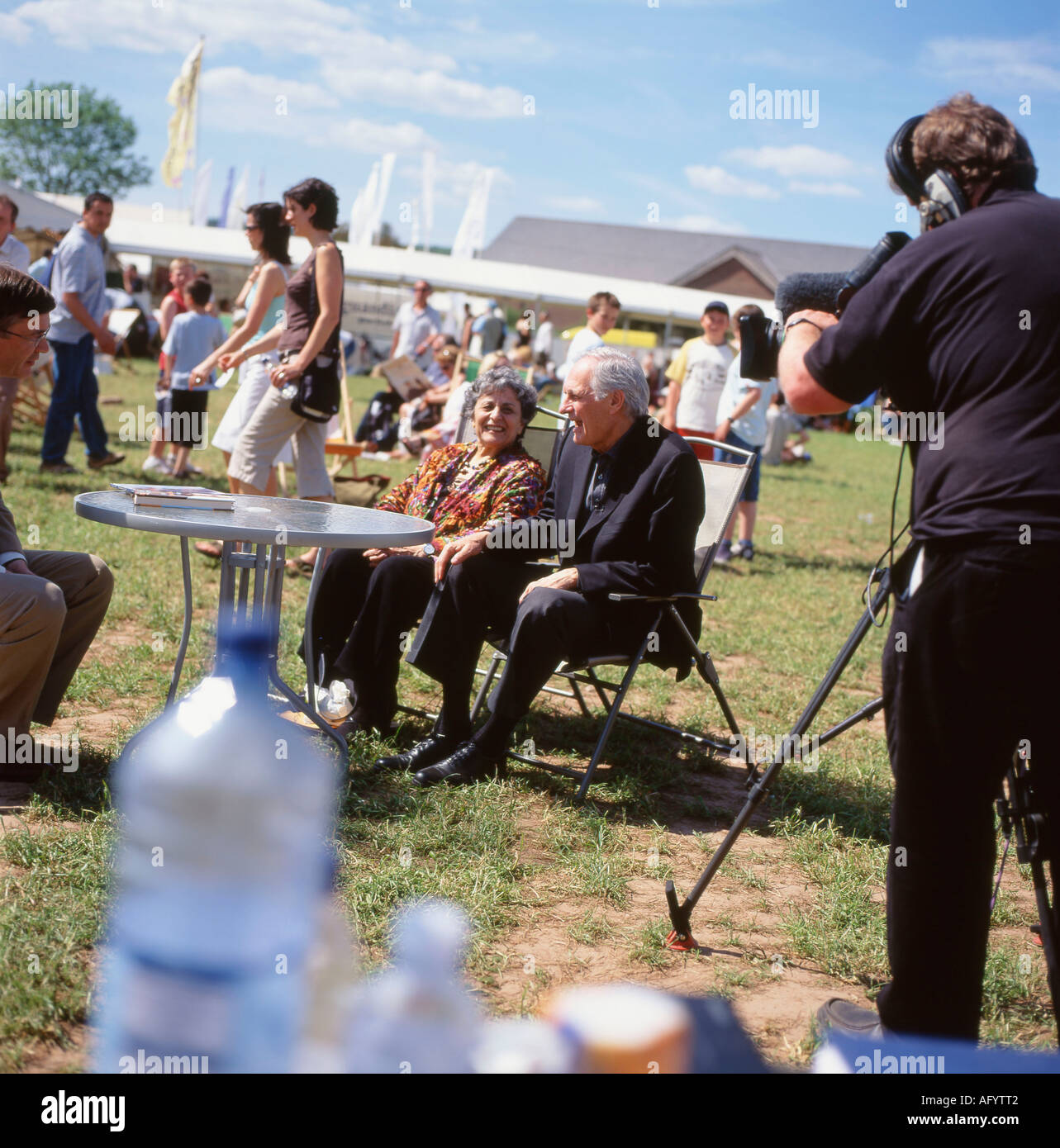 Alan Alda und Arlene Alda wird interviewt und im Hay Festival 2006 im Heu auf Wye Wales UK KATHY DEWITT gefilmt Stockfoto