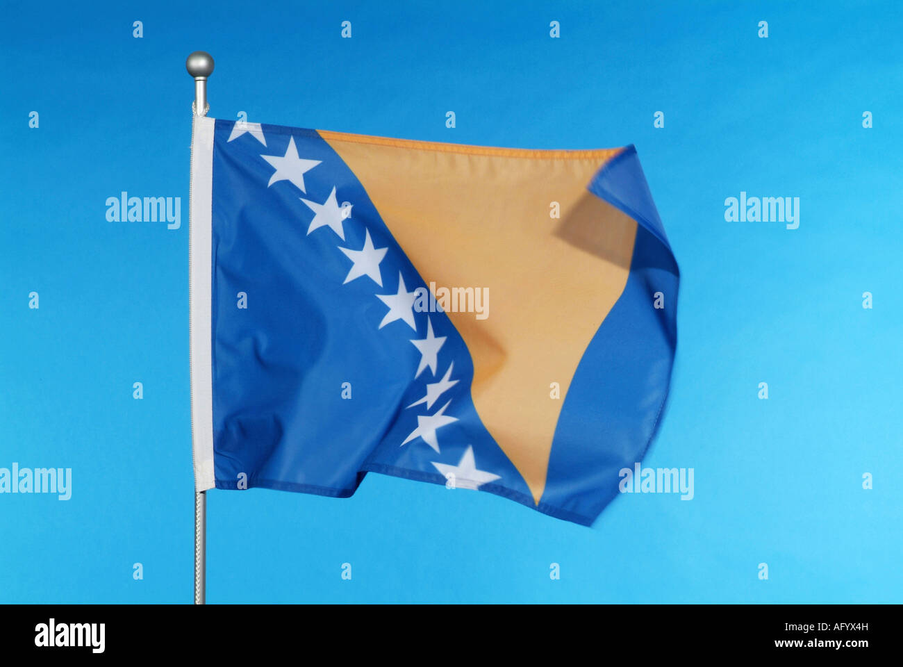 Flagge von Bosnien und Herzegowina gegen blauen Himmel Stockfoto