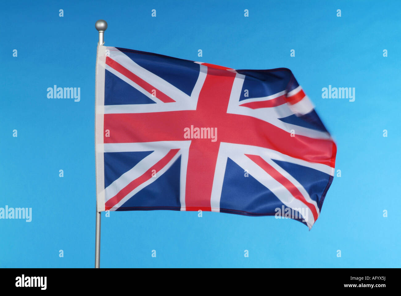 Britische Flagge gegen blauen Himmel Stockfoto