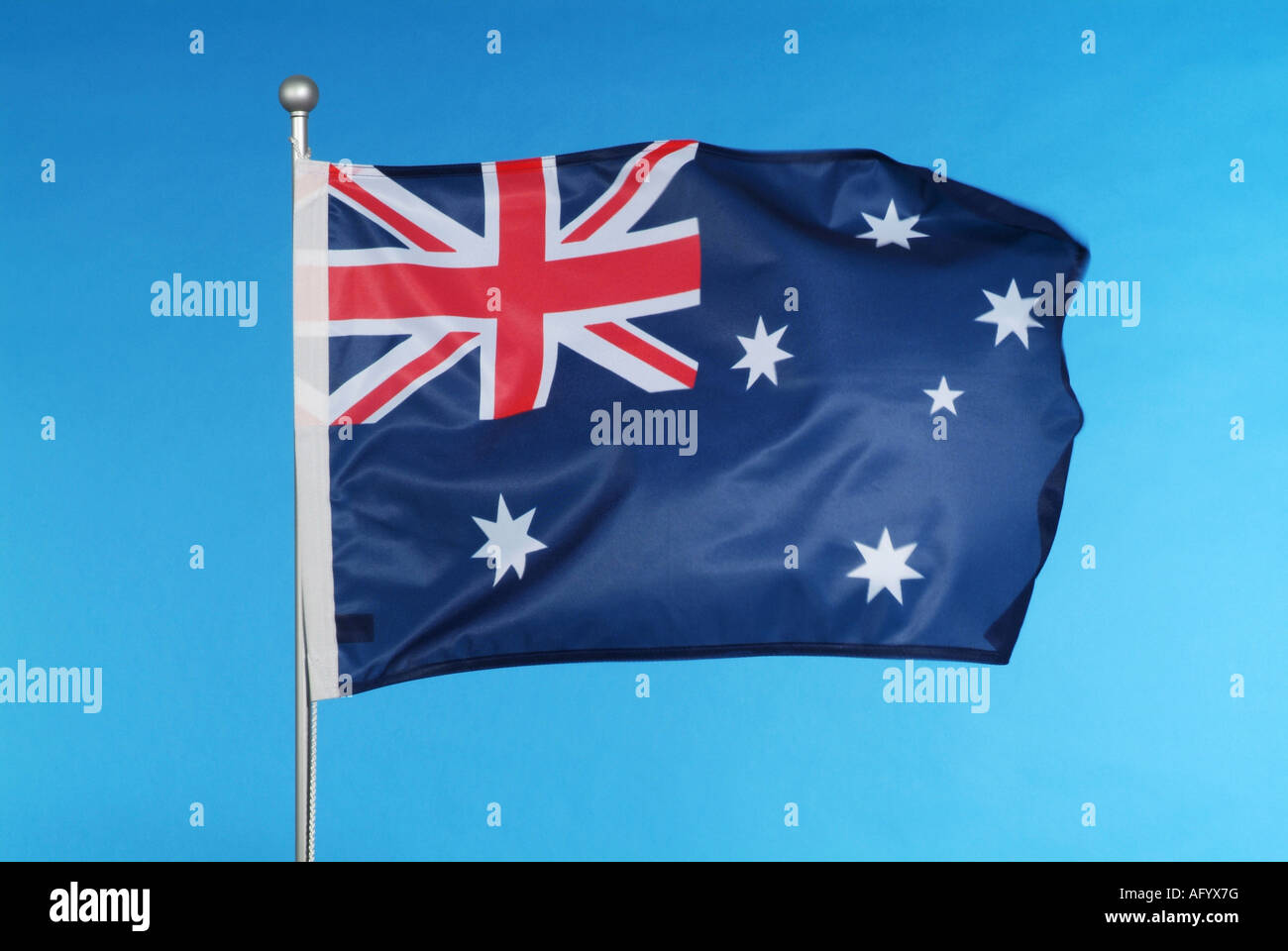 Australische nationale Flagge gegen blauen Himmel Stockfoto