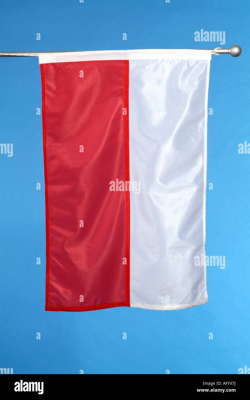 Polnische nationale Flagge gegen blauen Himmel Stockfoto