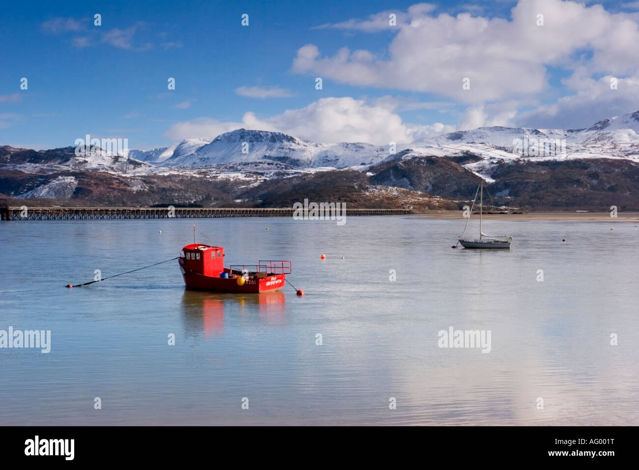Schneebedeckte Cader Idris, Penygader, von Barmouth mit Blick auf den Hafen Wales März 2006 Stockfoto