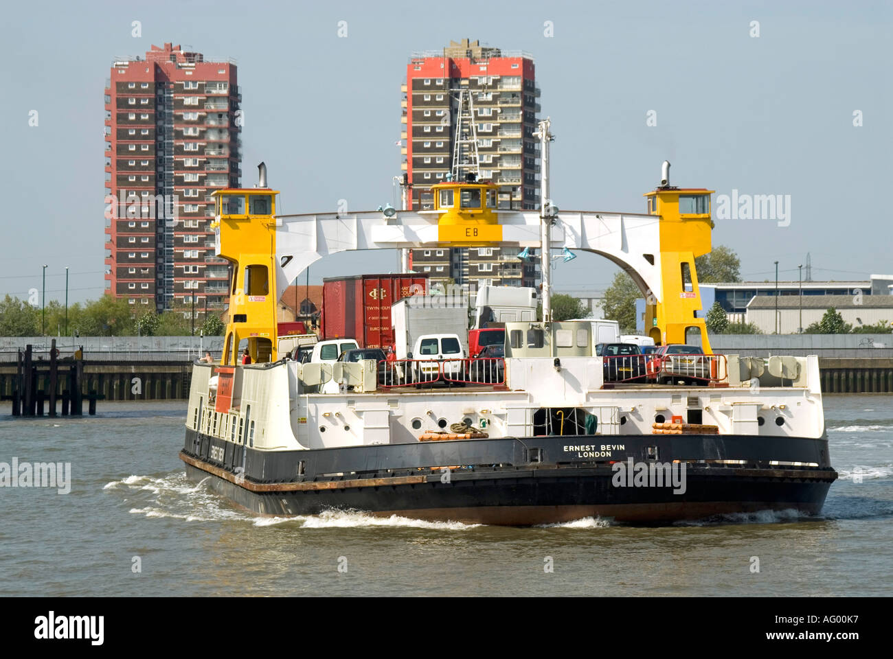 Themse Woolwich Stadt nach North Woolwich TFL kostenlose öffentliche Verkehrsmittel für PKW und Transporter auf Woolwich Fähre England UK Stockfoto