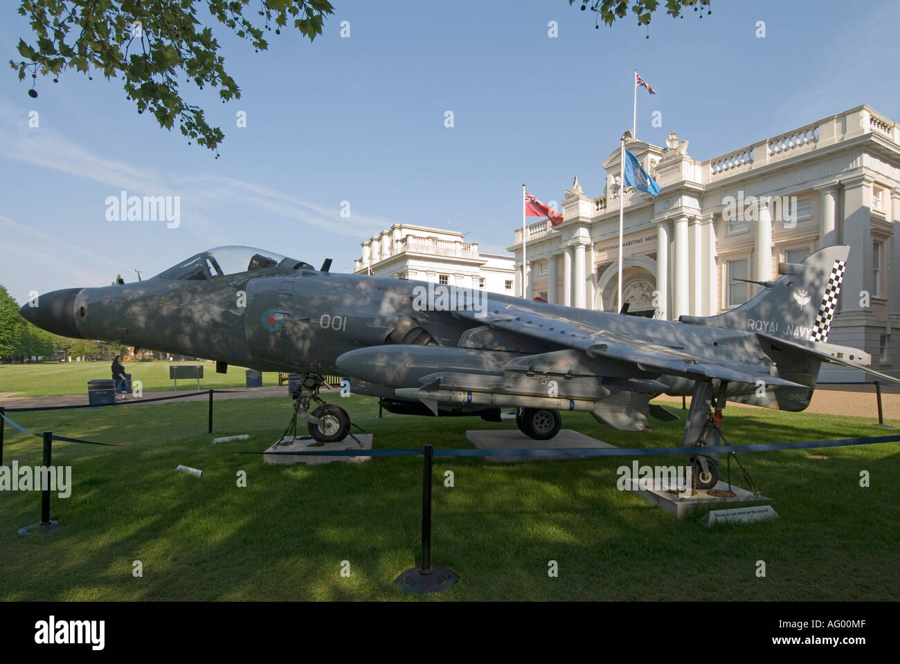 Das National Maritime Museum mit erhaltenen Royal Navy Harrier Jump Jet auf Anzeige in der Nähe des Haupteingangs Greenwich Park London England Großbritannien Stockfoto