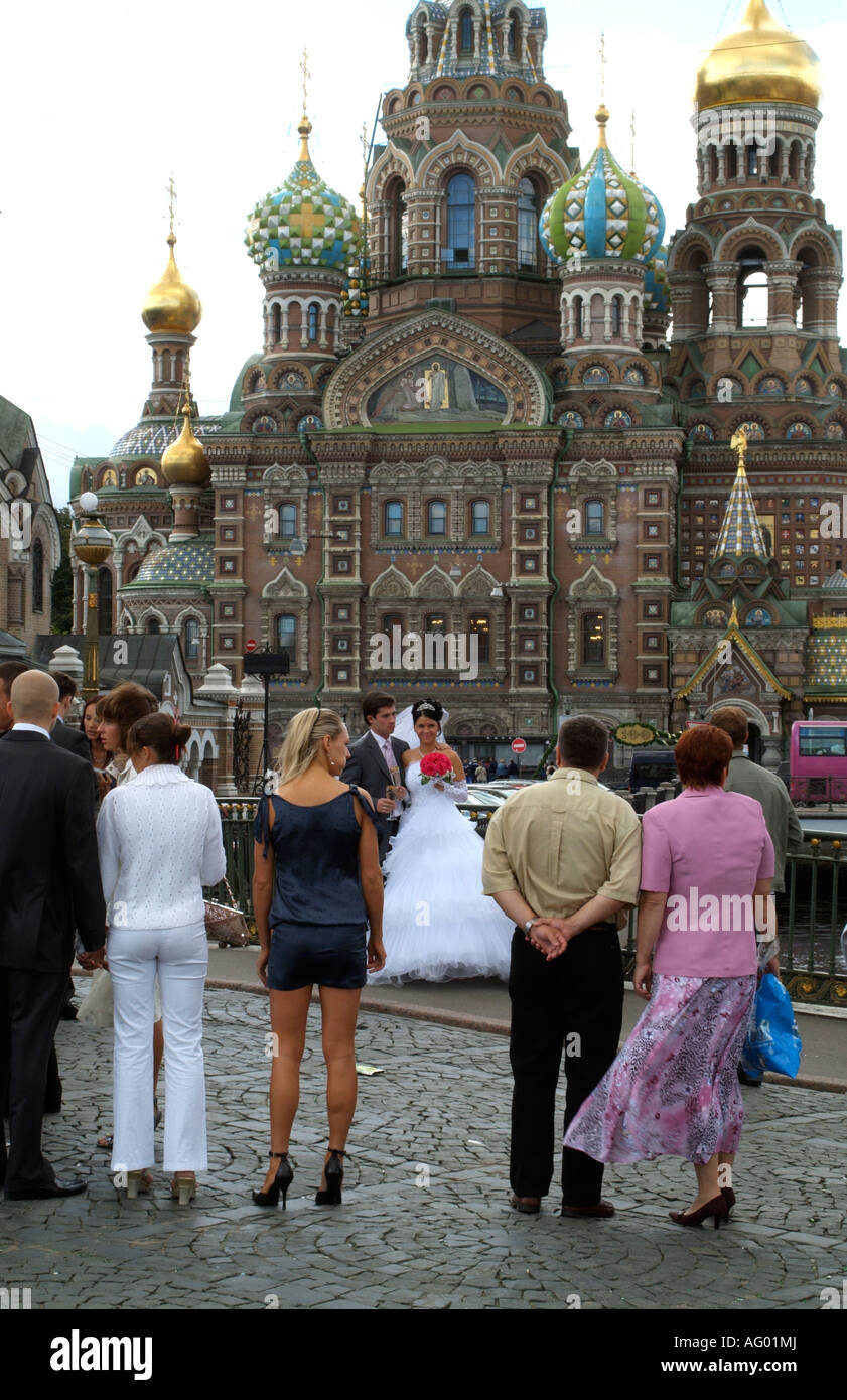 Kirche auf die verschüttete Blut St Petersburg Russland Hochzeitsgesellschaft posieren für Fotos Stockfoto
