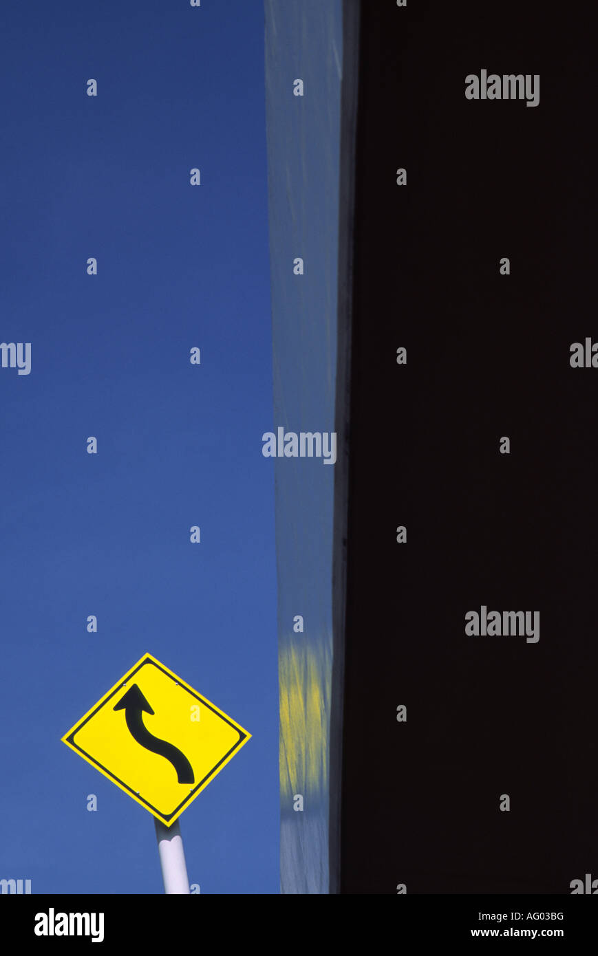 Eine gelbe Verkehrszeichen Warnung eine kurvenreiche Straße auf den Überflug Shuto Expressway in Tokio Stockfoto