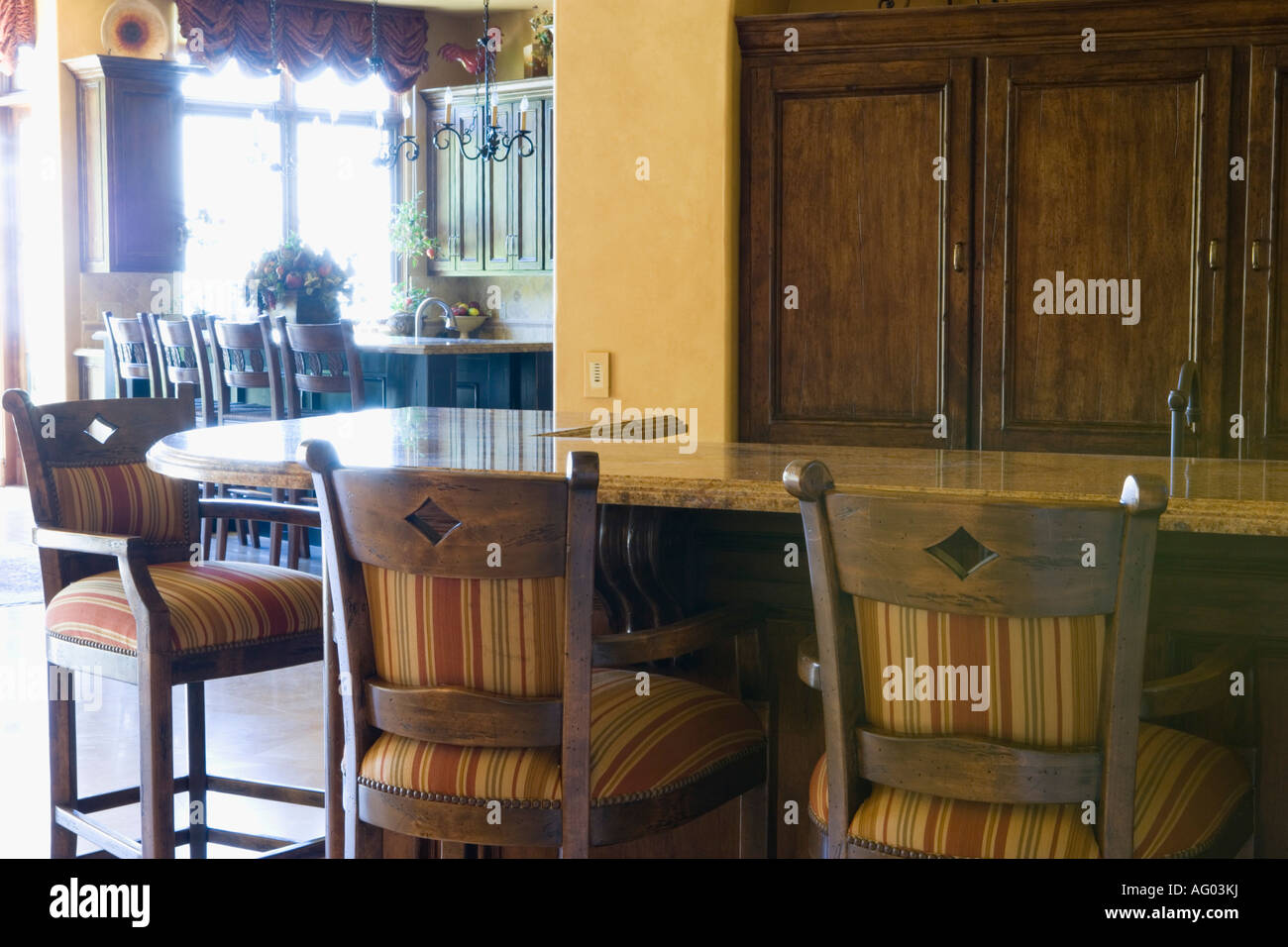 Bar mit hohen Stühlen Stockfoto