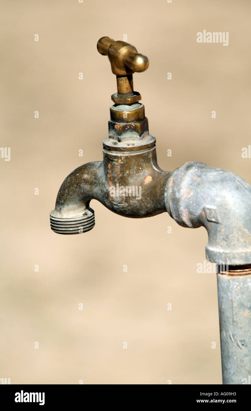Standrohr mit Messing Wasserhahn am Wasserleitungsnetz Stockfoto