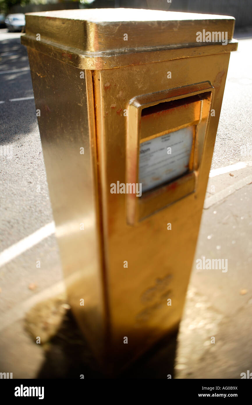 Säule-Box gemalt Gold, Norwich, Großbritannien Stockfoto Säule-Box gemalt Gold, Norwich, Großbritannien Stockfoto