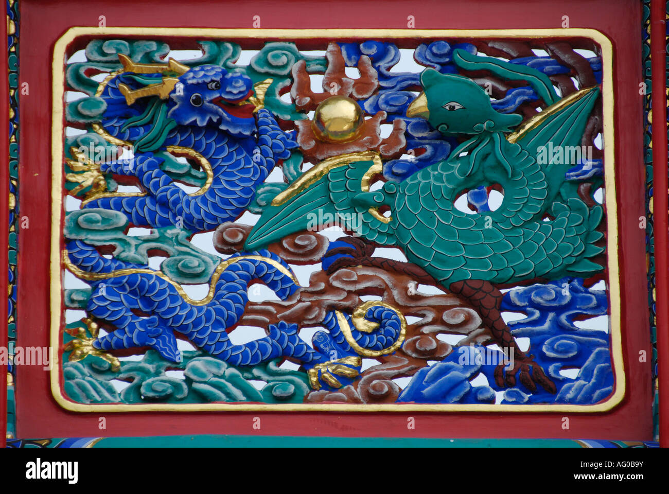 Nahaufnahme von bunten religiöse Kunstwerk zeigt Drachen und einen Vogel im buddhistischen Lama Tempel in Peking Stockfoto