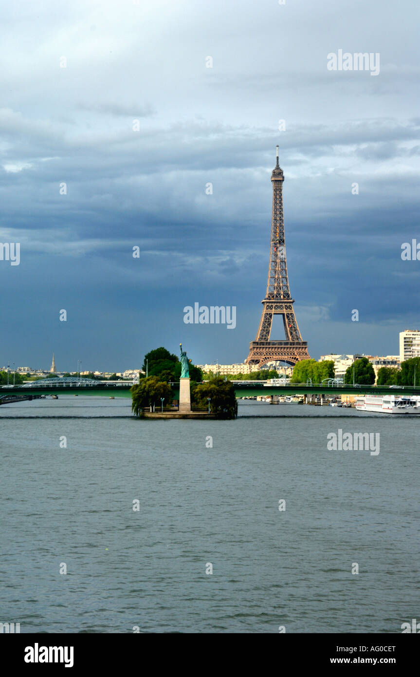 Freiheitsstatue und Eiffelturm in Paris.  Statue De La Liberté et Tour Eiffel Paris Stockfoto