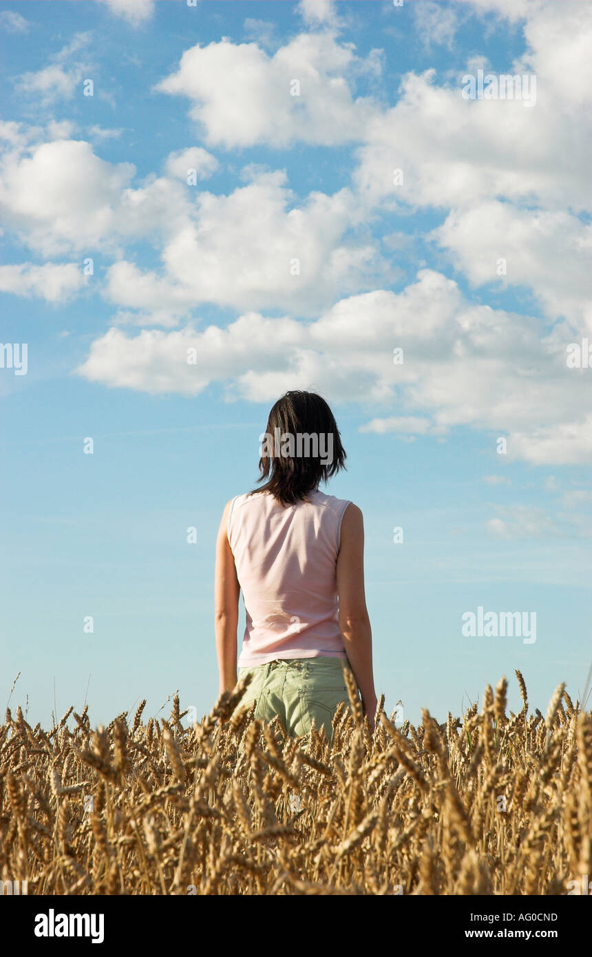Junge Frau im Weizenfeld Stockfoto